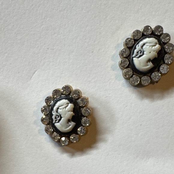 Elegant Cameo Stud Earrings with Crystal Accents - Picture 4 of 4